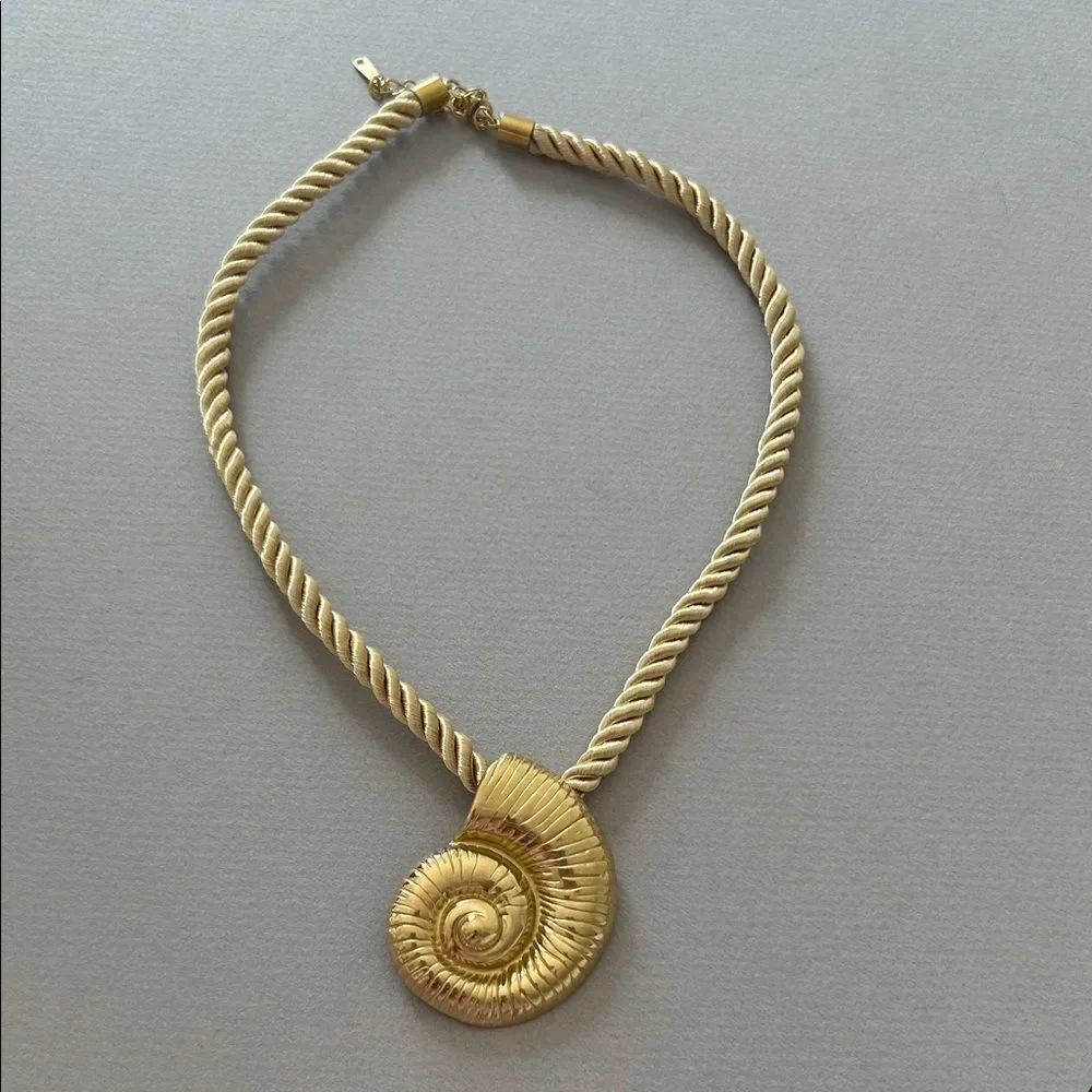 Elegant Gold Shell Necklace A1572